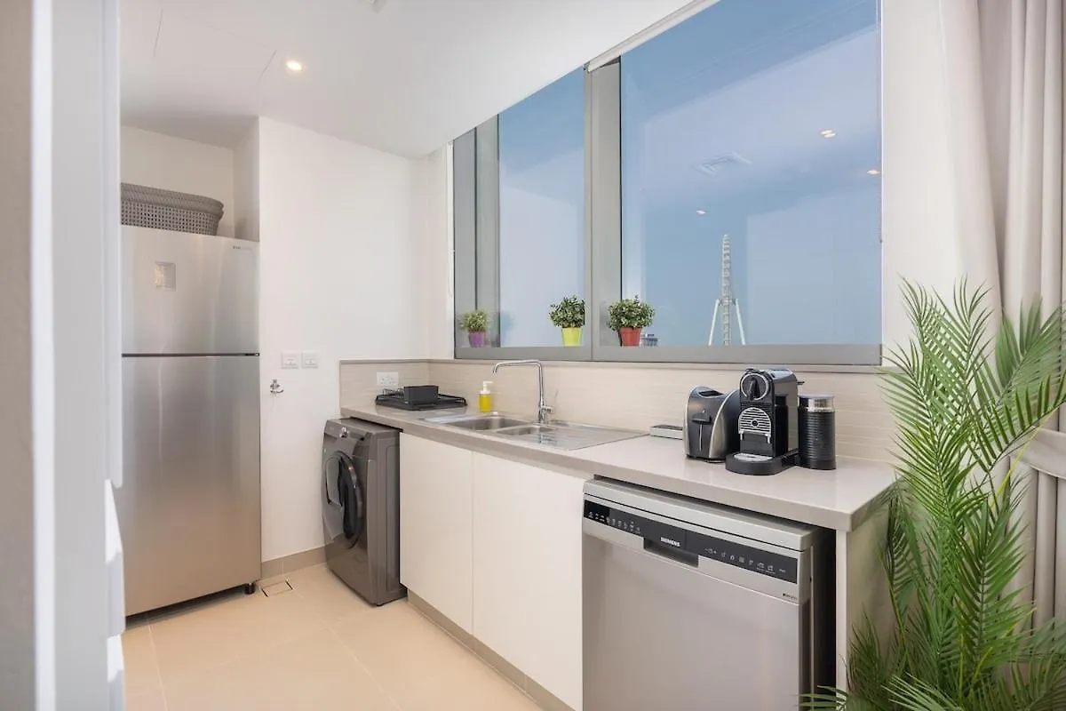 Bright 2-Bedroom Apartment With Stunning Views At 5242 Tower Dubai Marina
